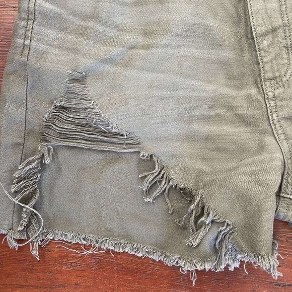 NWT American Eagle Highest Rise Mom chewed hem distressed cutoff shorts sz 6 - Picture 4 of 7